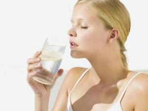 晨起不渴也要先喝一杯溫開水-喝水的好處