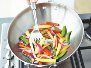 剩下油炸的油仍用來(lái)炒菜易致癌-炒菜致癌習(xí)慣