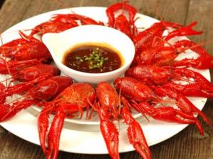 小龍蝦應(yīng)該怎么吃?怎樣吃小龍蝦才健康放心