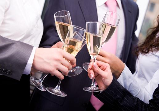 節假日聚會喝酒需注意:健康飲酒每天飲酒量不超過20克酒精