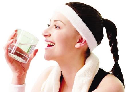 喝白開水的好處?午后1杯白開水搞定身體9種病