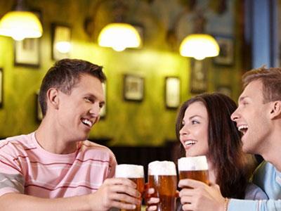 喝酒前吃什么不容易醉酒?喝酒前酒中酒后做法