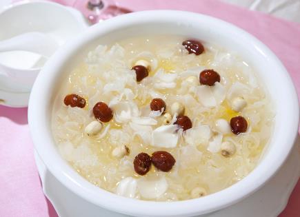 如何養(yǎng)肺潤肺?百合荸薺銀耳都是潤肺高手