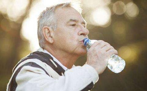 世界上最好的免費長壽藥 什么時候喝水最好 每天喝水的最佳時間表