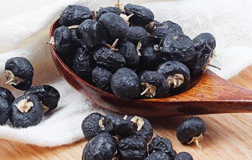 黑枸杞泡水后變成綠色能喝嗎 黑枸杞煮完以后為什么會是綠色