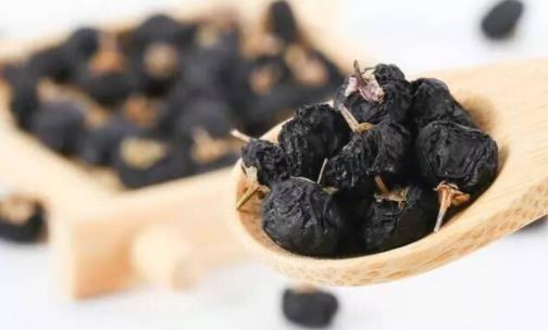 黑枸杞泡水后變成綠色能喝嗎 黑枸杞煮完以后為什么會是綠色