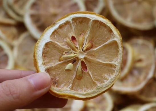 ?干檸檬泡水發(fā)苦是什么原因?干檸檬片是黑的好還是黃的好?