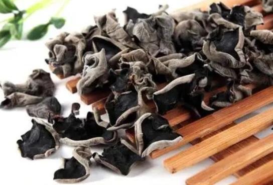 木耳泡開生吃有害嗎?熱水泡發木耳好不好?
