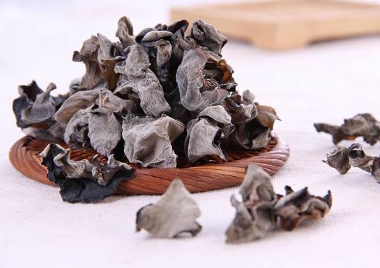 木耳泡開生吃有害嗎?熱水泡發木耳好不好?