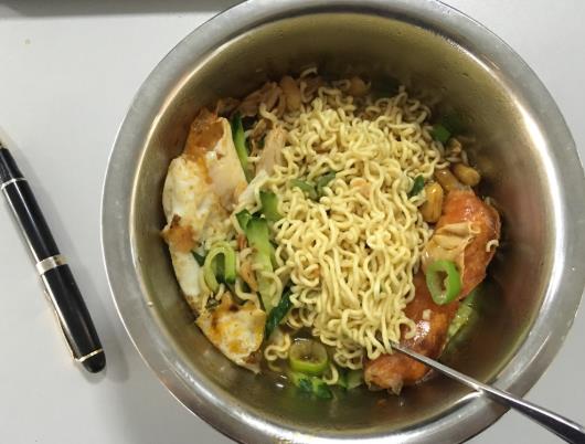 方便面干吃熱量是多少?吃泡面喝湯有什么壞處嗎?