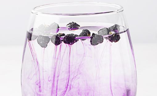 黑枸杞為什么有時候藍色有時候紫色 黑枸杞子和什么泡水喝補腎效果最好