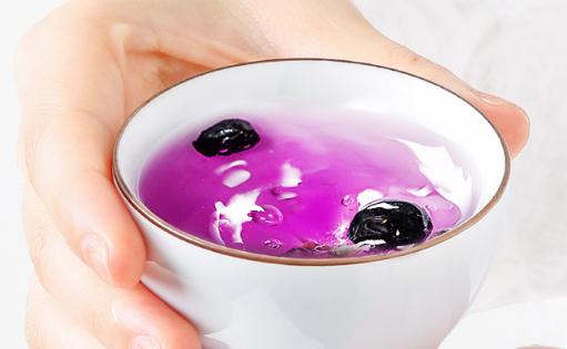 黑枸杞為什么有時候藍色有時候紫色 黑枸杞子和什么泡水喝補腎效果最好