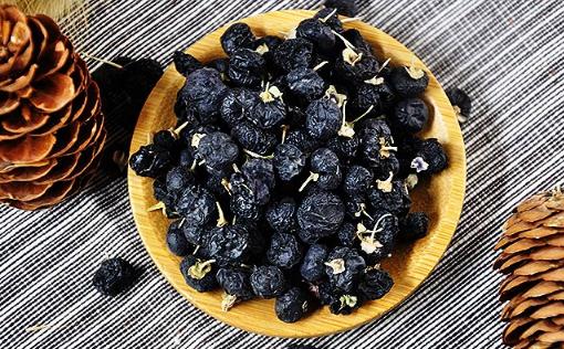 黑枸杞為什么有時候藍色有時候紫色 黑枸杞子和什么泡水喝補腎效果最好