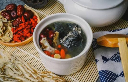 ?當歸黃芪黨參燉雞湯會上火嗎 當歸黃芪黨參燉雞湯男人可以喝嗎