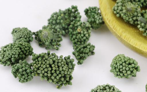 體內(nèi)濕氣重能喝三七花泡水嗎 喝三七花茶要注意什么