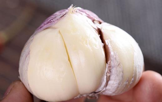 大蒜有點爛可以吃嗎 大蒜去皮好還是不去皮好