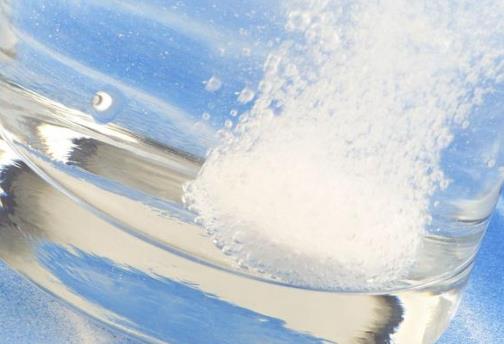 什么時候喝vc泡騰片泡的水效果最好?用維c泡騰片沖好的水能放冰箱里