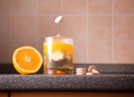 什么時候喝vc泡騰片泡的水效果最好?用維c泡騰片沖好的水能放冰箱里