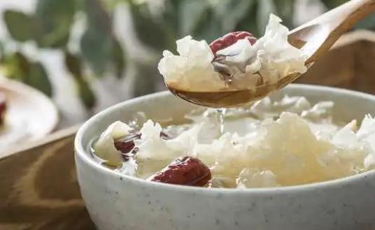 銀耳是干的好還是鮮的好?吃銀耳需要注意什么?