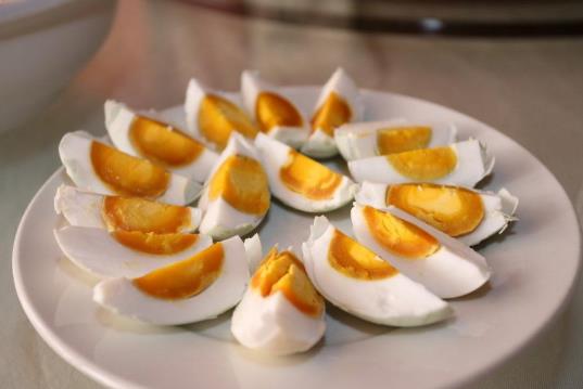 ?咸鴨蛋蛋黃里面有黑色的是什么東西?咸鴨蛋有點臭味怎么去掉