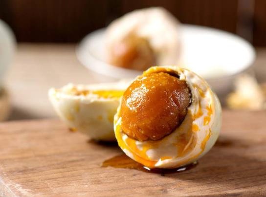 ?為什么咸鴨蛋黃有一層黑色的?咸鴨蛋吃著臭是不是壞了