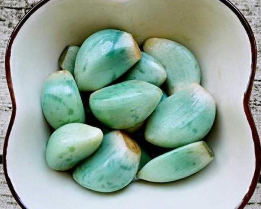 ?臘八蒜很酸怎么辦?如何讓臘八蒜變成深綠色