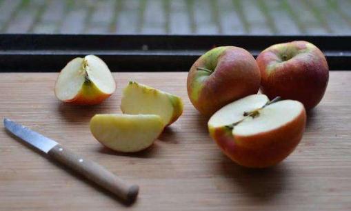 蘋果發霉了一點點切掉能吃嗎 發霉的蘋果是什么樣子的圖片