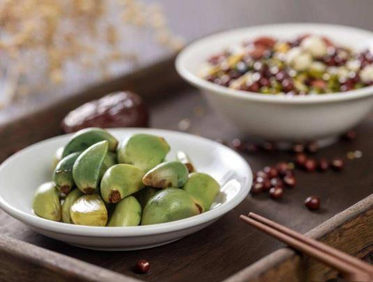 ?臘八蒜切除根部發(fā)黑的地方還能吃嗎?臘八蒜為什么會(huì)褪色