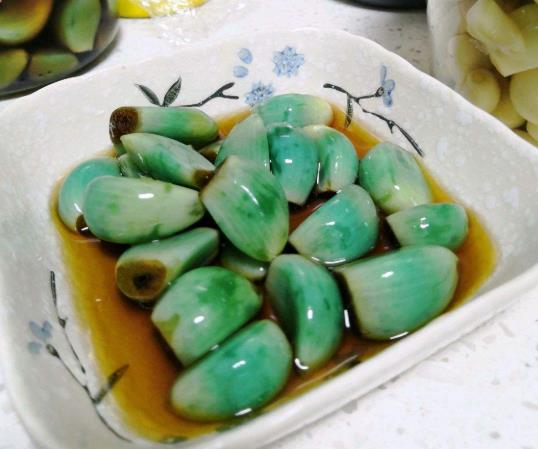 臘八蒜切除根部發黑的地方還能吃嗎?臘八蒜為什么會褪色