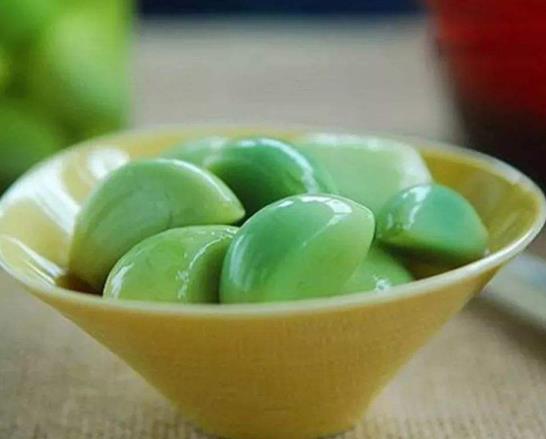 臘八蒜只能冬天做嗎?臘八蒜怎么變綠的圖片