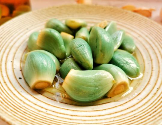 ?臘八蒜在什么溫度下綠得快?臘八蒜沒(méi)有完全變綠可以吃嗎