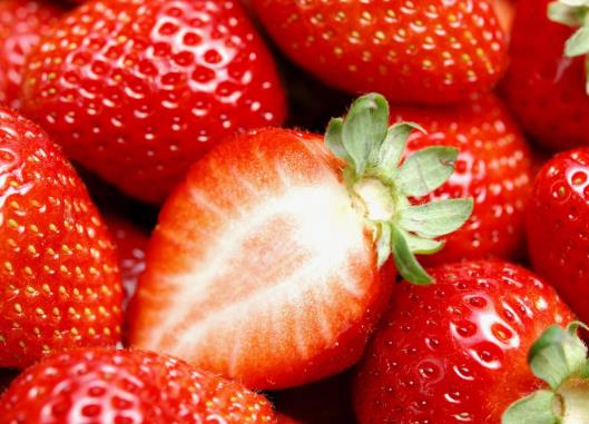 草莓表面的籽是綠色的是打過藥的嗎?草莓發(fā)白還能吃嗎