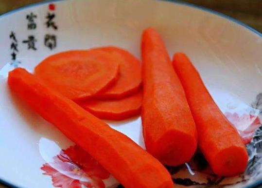 胡蘿卜榨汁是生榨還是消煮熟再榨?胡蘿卜為什么長白色的根