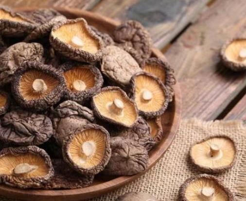 新鮮香菇和干香菇哪種有營(yíng)養(yǎng)?香菇怎么洗才能洗得特別干凈