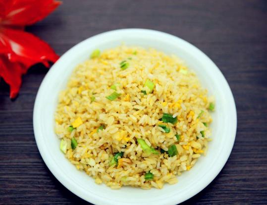 蛋炒飯先炒蛋還是炒飯?蛋炒飯如何把濕米飯炒干