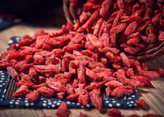 枸杞會洗出紅色的水嗎?枸杞為什么曬了反而軟了