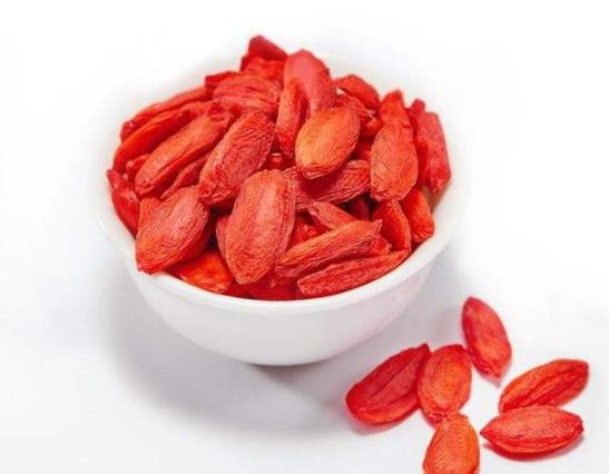 枸杞泡水脫色正常嗎?枸杞越曬越粘怎么辦