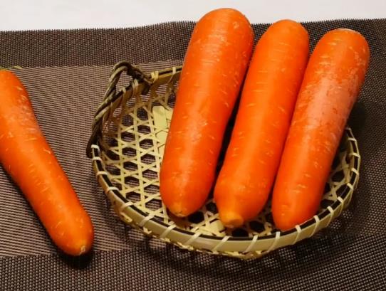 熟胡蘿卜汁有什么功效?胡蘿卜榨汁是生榨還是消煮熟再榨