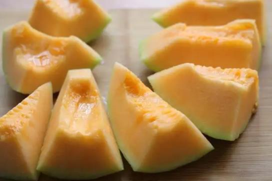 怎么看哈密瓜甜不甜?嗓子疼吃哈密瓜會不會更嚴重