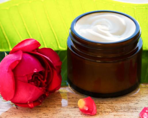 眼霜和眼部精華的區別 眼部脂肪粒該怎么辦