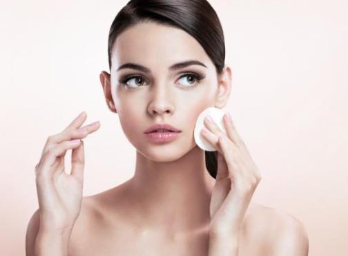 眼霜和眼部精華的區別 眼部脂肪粒該怎么辦