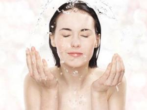 白醋洗臉有什么好處?怎么用白醋洗臉才正確