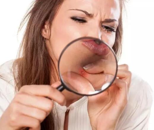 長青春痘不能吃什么?如何安全治療青春痘