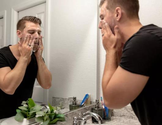 長青春痘不能吃什么?如何安全治療青春痘