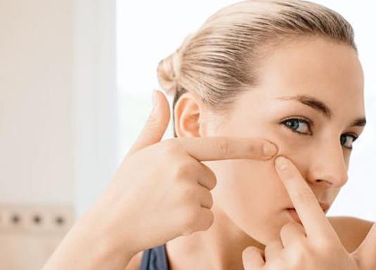 敷完面膜后長痘是排毒嗎?背上長痘是因為長螨蟲的原因嗎?