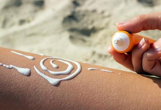 ?防曬霜卸不干凈會(huì)怎么樣?油皮用防曬噴霧效果好還是面霜好?