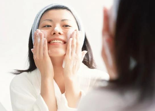 異維a酸能徹底治療痘痘嗎?吃異維a酸臉上好多硬塊怎么回事