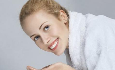 皮膚缺水了怎么給皮膚補水 要給皮膚補水吃什么比較好