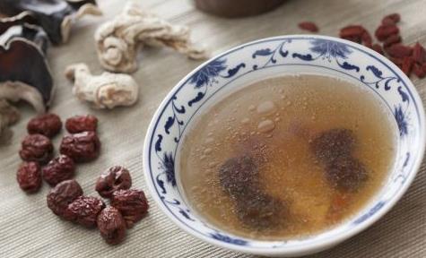 皮膚缺水了怎么給皮膚補水 要給皮膚補水吃什么比較好