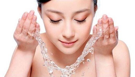 臉上愛出油怎么辦?臉上出油是什么原因